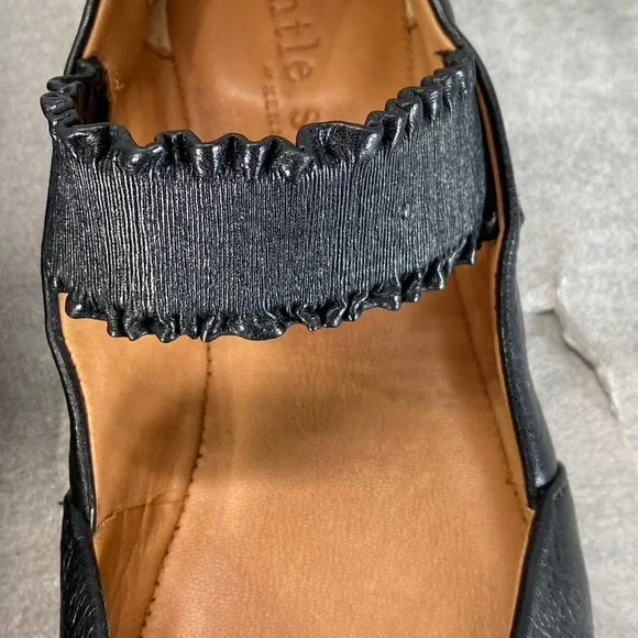Gentle Souls By Kenneth Cole Women's Black Leather Luca Ruffled Strap Flats SZ 6